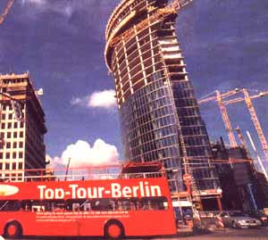 पोटस्डेमर प्लाज के निकट टूरिस्ट बस से निर्माणाधीन बर्लिन के बदलते स्वरूप का एक दृष्य