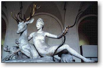 मूर्तिकक्ष में अथीना की एक मूर्ति