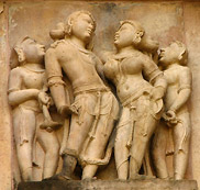 खजुराहो मंदिरों की दीवारों पर निर्मित शिल्प