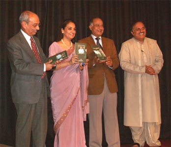 चित्र में बाएँ से श्री रजत बागची, मोनिका मोहता, सी.बी. पटेल एवं तेजेंद्र शर्मा
