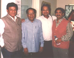 चित्र में बाएँ से दाएँ: प्रेम जन्मेजय, कमलेश्वर, लेखक तथा पद्मेश गुप्त छठे विश्व हिन्दी सम्मेलन में।