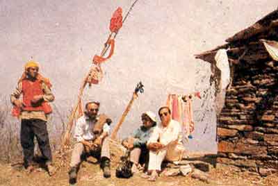 चिल्टा १२.००० फुट, बाएँ से मोहन राम, लेखक, भास्कर सिन्हा, डा त्रिवेदी तथा दाहिनी ओर ग्राम देवता का मंदिर