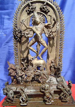मेलाकदम्बूर के शिव मंदिर में स्थित पाल कालीन एक बहुमूल्य नटराज-मूर्ति जिसमें शिव की दस भुजाएँ हैं और वे नंदी के ऊपर नृत्य कर रहे हैं।
