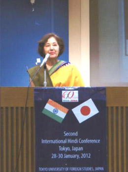 जापान के अंतर्राष्ट्रीय हिंदी सम्मेलन में वक्तव्य देती सुषम बेदी